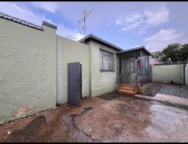 10 BEDROOM HOUSE FOR SALE IN REGENTS PARK